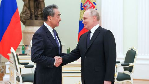 Putin a su llegada al Kremlin a Wang Yi, mximo responsables de la diplomacia china. 