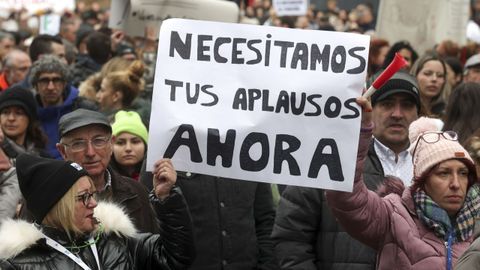 La plataforma de trabajadores del SESPA convocó este domingo una manifestación en defensa de la sanidad pública en la Estación del Norte-Plaza del Carbayón, en Oviedo