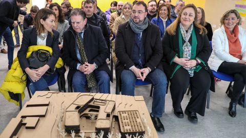 El presidente del Principado, Adrin Barbn (3d), y el alcalde de Oviedo, Alfredo Canteli (2i) asistieron este jueves al inicio de las obras de construccin del nuevo Instituto de Educacin Secundaria (IES) de La Corredoria. 