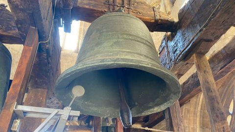 As luce 800 aos despus la Bamba, que es la campana ms vieja de la Catedral de Oviedo y la ms antigua en activo de Espaa