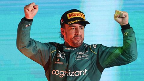 El piloto español Fernando Alonso celebra su podio en Baréin