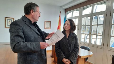 El alcalde de Boal, José Antonio Barrientos, y la consejera de Derechos Sociales y Bienestar, Melania Álvarez.