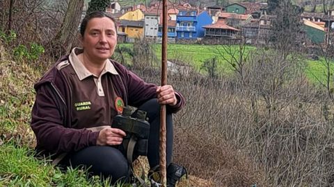 Marta Fernández, guarda rural, es la única mujer en el coto de caza de Pola de Lena