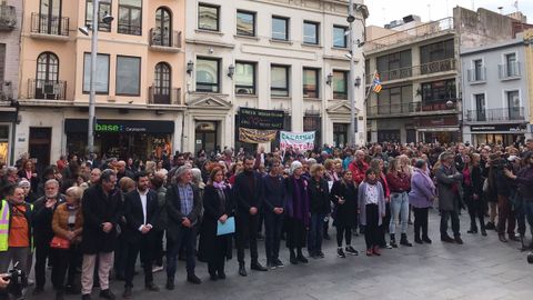 Concentración ante el Ayuntamiento de Badalona por la violación grupal de una menor