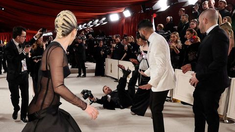 Un fotgrafo protagoniz una cada en la alfombra de los scar, ante la mirada de Lady Gaga 