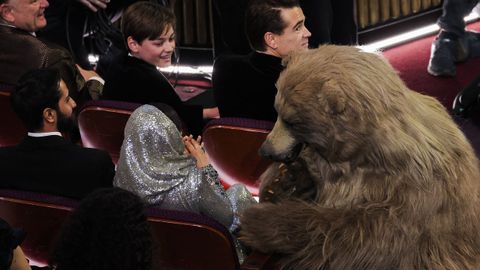 Un oso gigante (alguien disfrazado) asustando a la activista pakistaní Malala Yousafzai en la gala de los Óscars