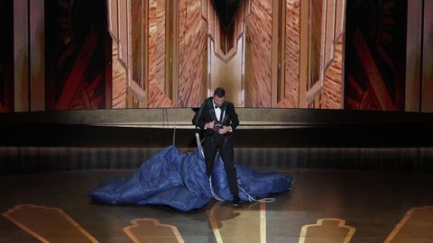 Volando en paracaídas, así entró el presentador Jimmy Kimmel al Teatro Dolby para presentar la gala de los Óscars