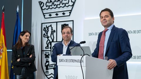 Víctor Madera Núñez, bajo la mirada del presidente de la Junta, Guillermo Fernández Vara, y la consejera de Turismo, Nuria Flores