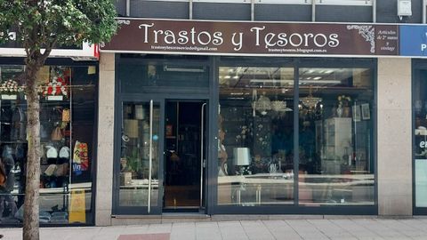 Escaparate de Trastos y Tesoros, en la avenida Colón de Oviedo.
