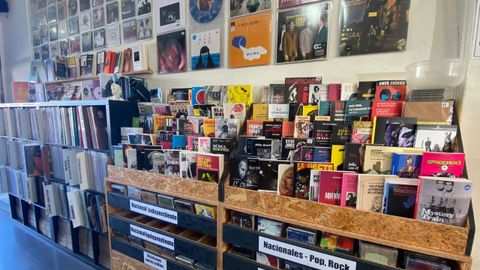 Libros musicales, CDs y singles completan la oferta de Discos Alta Fidelidad, donde son especialistas en vinilos