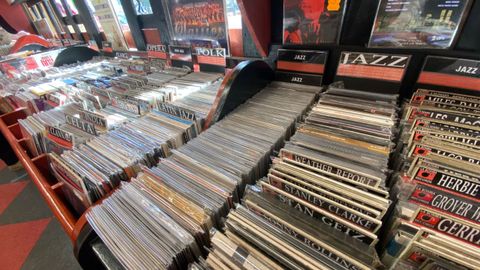 Casi 3.000 vinilos conforman la oferta de La Bomba Records, una de las últimas tiendas de Oviedo especialistas en este formato musical