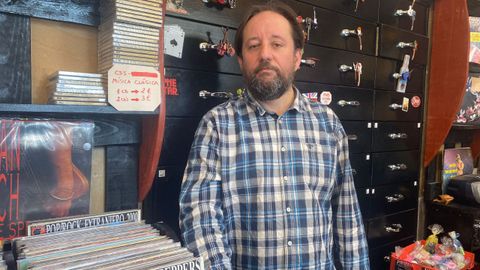 Diego Rey es el propietario de La Bomba Records, una de las últimas tiendas de vinilos en Oviedo y de España