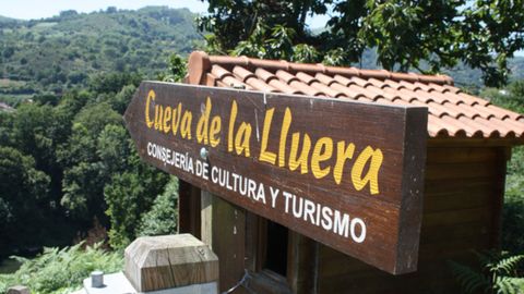 El acceso a la cueva de La Lluera está señalizado