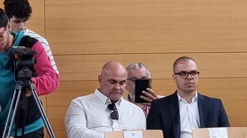 Antonio Navarro Tacoronte, a la izquierda, en el pleno extraordinario sobre el caso Mediador celebrado en el Cabildo de Tenerife