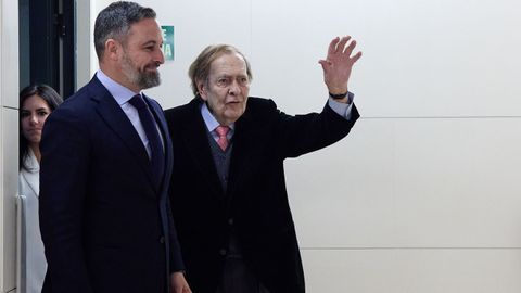 El presidente de Vox, Santiago Abascal y el candidato de la moción de censura, el profesor Ramón Tamames, el pasado jueves, en el Congreso