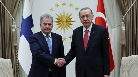 Sauli Niinistö (i) y Recepp Tayipp Erdogan (d) en Ankara.