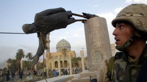 Un soldado observa la caída de una estatua de Sadam Huseín en Bagdad, en abril del 2003