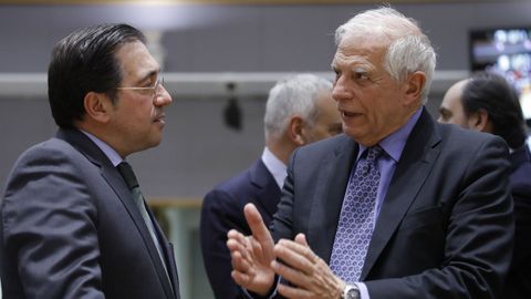 Josep Borrell, jefe de la diplomacia europea (d) junto a Jos Manuel Albares (i), ministro de Exteriores.