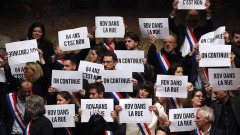Miembros del Parlamento francs muestran consignas de burla a la votacin de la mocin de censura.