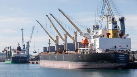 El barco en el que se incaut la droga, en el puerto de El Musel, a 21 de marzo de 2023, en Gijn, Asturias (Espaa). La Comandancia de la Guardia Civil de Gijn est analizando la cocana incautada en un barco llegado ayer, 20 de marzo, al puerto de El Musel. La droga fue intervenida en el marco de una operacin conjunta entre la Polica Nacional, Vigilancia Aduanera de la Agencia Tributaria y Guardia Civil contra el trfico de estupefacientes, que termin con un hombre, un polizn que iba en el barco, detenido.