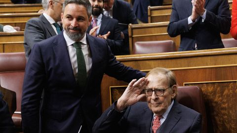 Santiago Abascal y Ramón Tamames, este martes, en los escaños de Vox en el Congreso