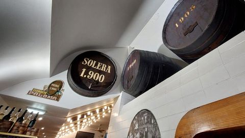 Los barriles de solera datan del año 1900 y en ellos se almacena el vermú.