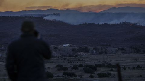 Vista general del incendio forestal declarado en el trmino municipal de Villanueva de Viver, entre Castelln y Teruel