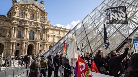 Empleados del Museo del Louvre bloquean la entrada.