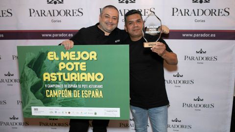 Los cocineros de Alterna Sidrería, Alfredo Cayarga y Luis Paredes, con el premio.