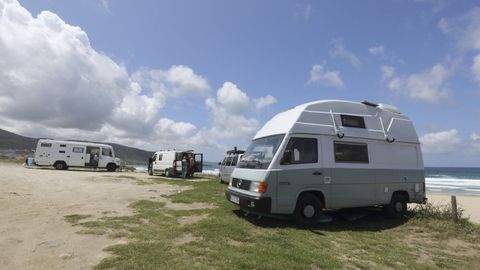 Furgonetas y autocaravanas aparcadas en la playa de Razo, en Carballo