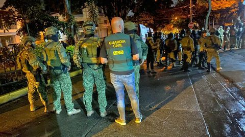 Agentes de la Guardia Civil colaborando con la Armada colombiana