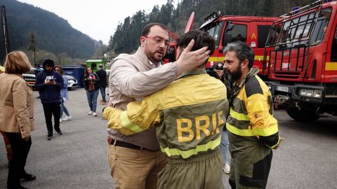 El presidente del Principado, Adrin Barbn, saluda a dos bomberos de la UME