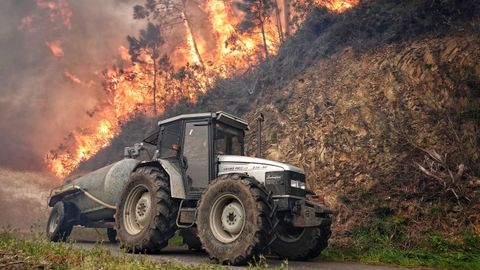 Un tractor en el incendio de los concejos de Valdes y Tineo