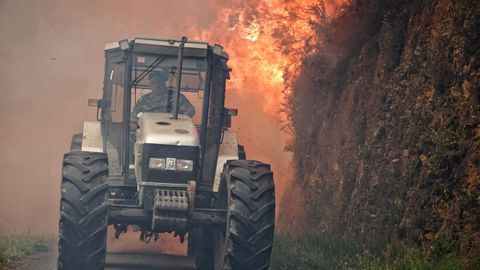 Trabajos de extinción en los incendios de Tineo y Valdés