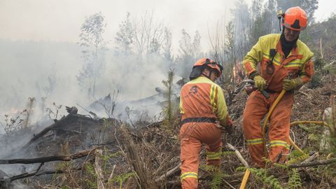 Los bomberos trabajan en un incendio declarado en Navelgas