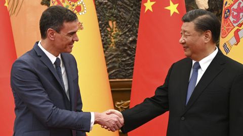 El presidente del Gobierno, Pedro Snchez, saluda al presidente chino, Xi Jinping, en la reunin mantenida en Pekn