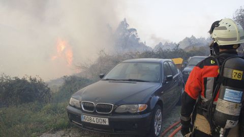 Un bombero observa las llamas incendio registrado la pasada noche en el Monte Naranco de Oviedo