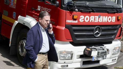El alcalde de Oviedo Alfredo Canteli junto a un camin de bomberos que trabaja en la extincin del incendio registrado la pasada noche en el Monte Naranco de Oviedo