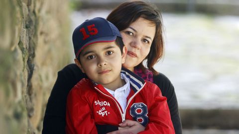 Marina Caparrós y su hijo Santiago. Ambos tienen autismo, pero ella lo descubrió con 44 años, después de que su hijo recibiese el diagnóstico.