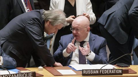 El secreario general de la ONU, Antnio Guterres, charla conel embajador ruso, el pasado  24 febrero en una reunin del Consejo de Seguridad.