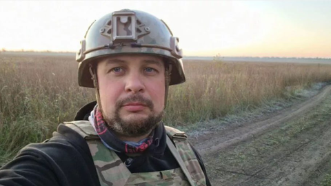 Foto de archivo del bloguero militar ruso Vladlen Tatarsky haciendo un video en el frente ucraniano.