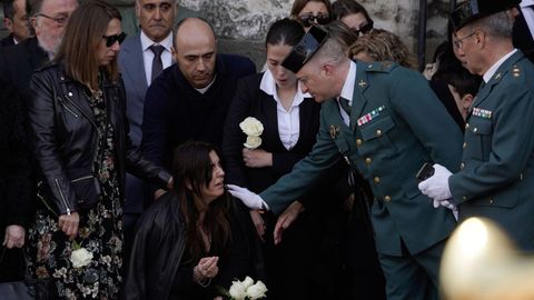 La viuda del guardia civil Dmaso Guilln, durante el funeral en Oviedo