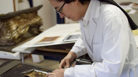 La monja ovetense María Dolores Díaz de Miranda trabaja el taller de restauración de la Fundación de la Casa Ducal de Medinaceli en Toledo