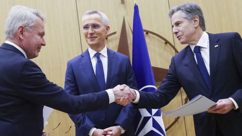 El ministro de Exteriores finlands, Pekka Haavisto, estrecha la mano del secretario de Estado de EE.UU., Antony Blinken ante la mirada del secretario general de la OTAN, Jens Stoltenberg