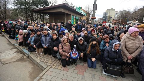 Ciudadanos ucranianos en Ivano-Frankivsk, en la regin de Lugansk.
