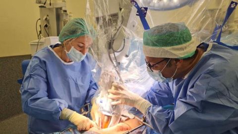 De izquierda a derecha, la jefa de Secci�n de Braquiterapia y T�cnicas Especiales, Ana Alonso, y el jefe de Servicio de Oncolog�a Radioterapia, Germ�n Juan, durante la colocaci�n del aparato de radioterapia intraoperatoria en la pelvis de la paciente