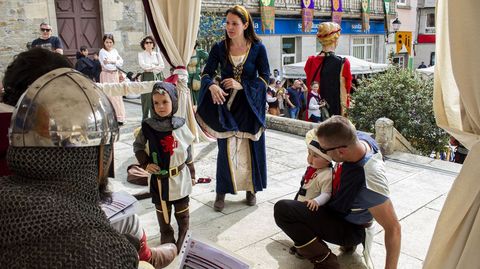 Los nios ganadores del segundo premio del concurso de trajes de la Feira Medieval de Monforte en la categora de parejas infantiles