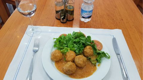 Plato de albóndigas con ensalada servido en Restaurante Cafespir, que cuenta con una amplia variedad de elaboraciones