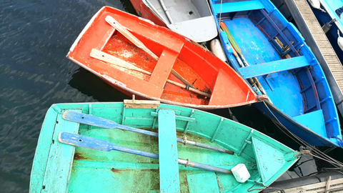 Chalanas de colores, en el puerto de Lorbé