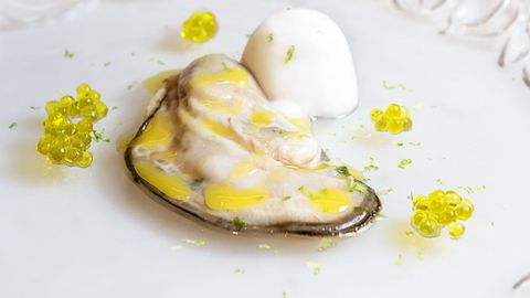 La ostra nunca falta en el menú degustación de Casa Fermín.
